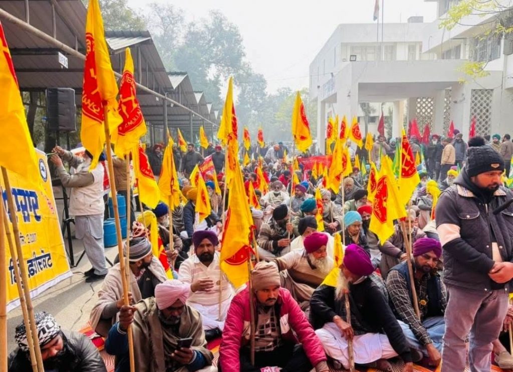 ਡੀ.ਸੀ. ਦਫ਼ਤਰ ਸਾਹਮਣੇ ਮੰਗ ਪੱਤਰ ਨੂੰ ਲਾਈ ਅੱਗ, ਦੋ ਦਰਜਨ ਤੋਂ ਉਪਰ ਜਥੇਬੰਦੀਆਂ ਵੱਲੋਂ ਰੋਸ ਪ੍ਰਦਰਸ਼ਨ