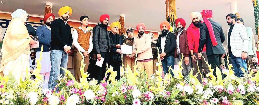 ਬਾਬਾ ਫ਼ਰੀਦ ਜੀ ਬਲੱਡ ਸੇਵਾ ਸੁਸਾਇਟੀ( ਰਜਿ) ਫ਼ਰੀਦਕੋਟ ਦਾ ਕੀਤਾ ਕੈਬਨਿਟ ਮੰਤਰੀ ਸੰਜੀਵ ਅਰੋੜਾ ਜੀ ਵੱਲੋ ਵਿਸੇਸ਼ ਸਨਮਾਨ।