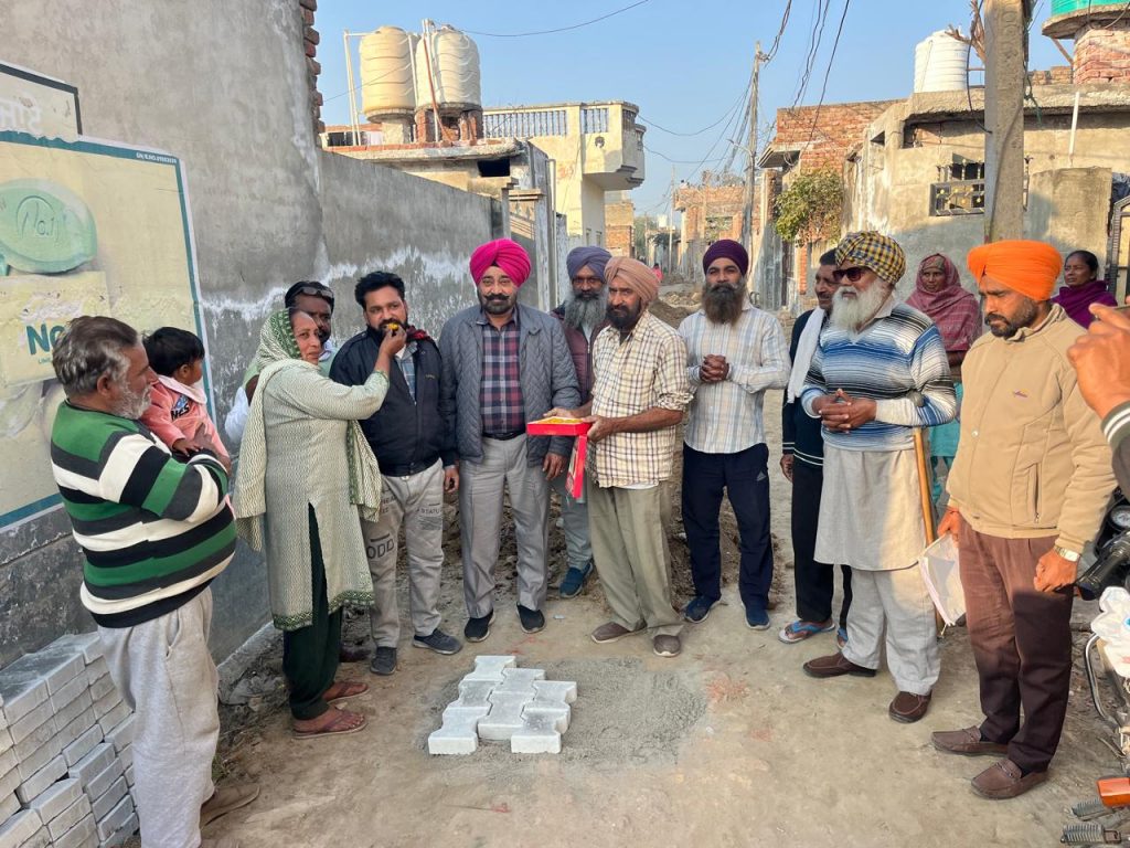 ਚੇਅਰਮੈਨ ਆਰੇਵਾਲਾ ਨੇ ਇੰਦਰਾ ਕਲੋਨੀ ’ਚ ਗਲੀਆਂ ਬਣਾਉਣ ਦਾ ਕੰਮ ਕਰਵਾਇਆ ਸ਼ੁਰੂ