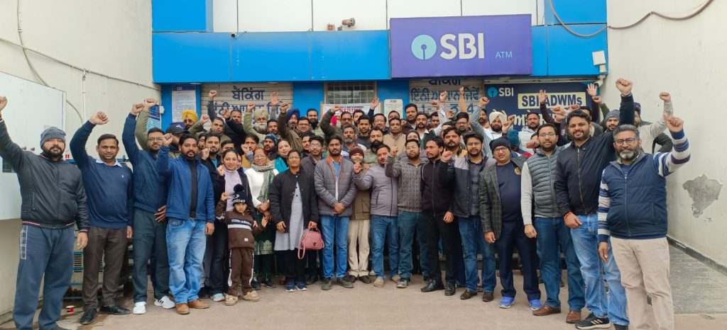 ਵਾਜਬ ਮੰਗਾਂ ਨੂੰ ਲੈ ਕੇ ਸਰਕਾਰੀ ਬੈਂਕਾਂ ਦੇ ਮੁਲਾਜਮਾ ਨੇ ਰੋਸ ਧਰਨਾ ਦੇ ਕੇ ਕੀਤੀ ਨਾਹਰੇਬਾਜੀ