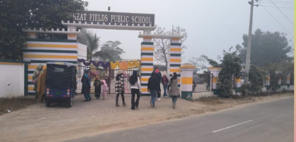 ਮੁੱਖ ਮੰਤਰੀ ਦੀ ਮੌਜੂਦਗੀ ਤੋਂ ਕਰੀਬ 15 ਕਿਲੋਮੀਟਰ ਦੀ ਦੂਰੀ ਤੇ ਇੱਕ ਪ੍ਰਾਈਵੇਟ ਸਕੂਲ ਵੱਲੋਂ ਕੀਤੀ ਗਈ ਸਰਕਾਰੀ ਹੁਕਮਾਂ ਦੀ ਹੁਕਮ ਅਦੂਲੀ 