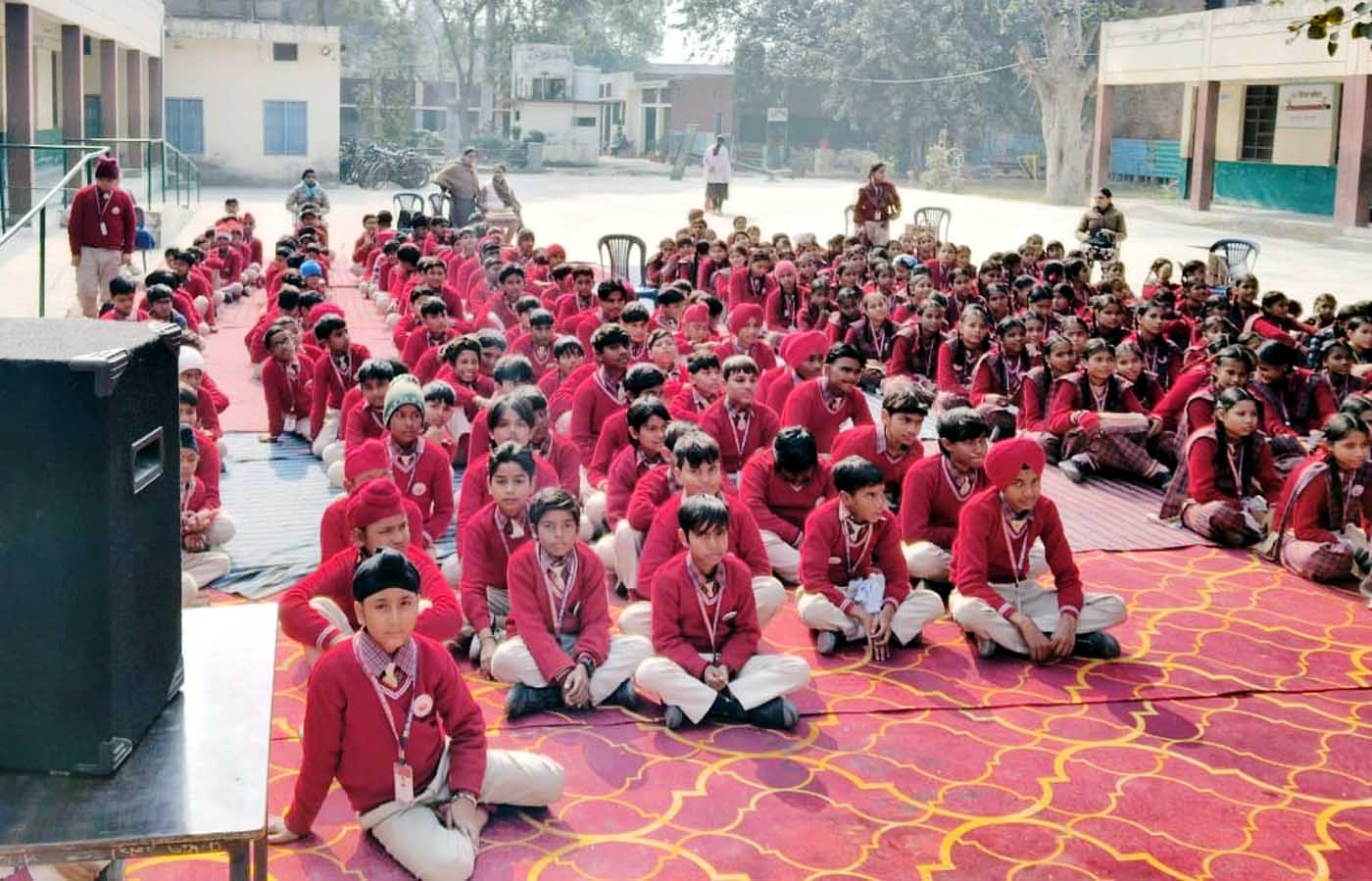 ਸੜਕ ਸੁਰੱਖਿਆ ਮਹੀਨੇ ਤਹਿਤ ਟਰਾਂਸਪੋਰਟ ਵਿਭਾਗ ਵੱਲੋਂ ਵਾਹਨਾਂ’ ਤੇ ਰਿਫਲੈਕਟਰ ਲਾਏ ਗਏ