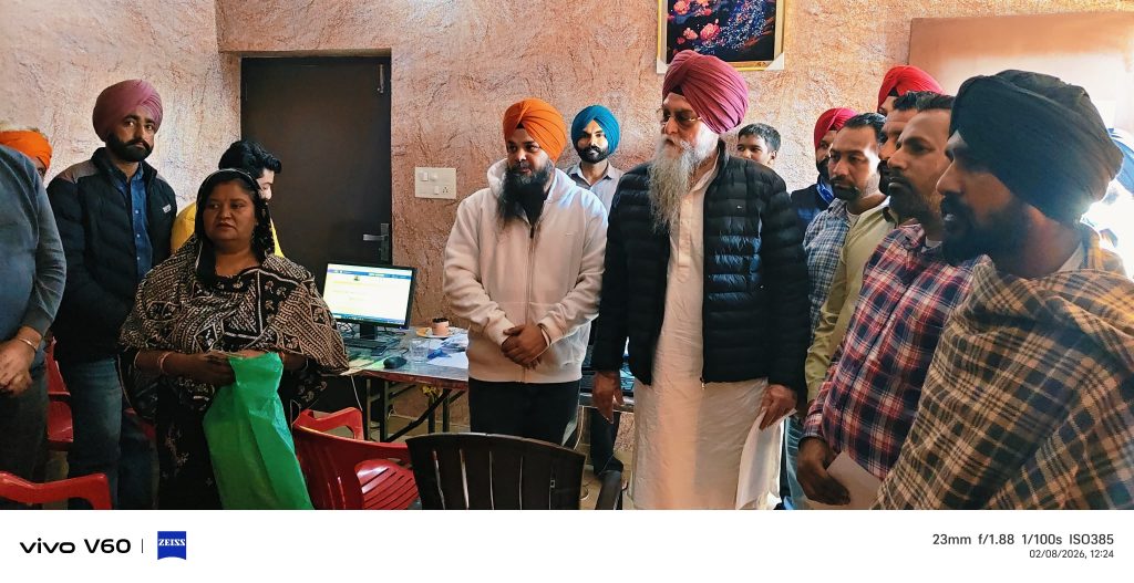 ਸਪੀਕਰ ਸੰਧਵਾਂ ਨੇ ਪਿੰਡ ਧੂੜਕੋਟ ਵਿੱਚ ਗੁਰਮੀਤ ਸਿੰਘ ਦੇ ਗ੍ਰਹਿ ਵਿਖੇ ਸਿਹਤ ਬੀਮਾ ਯੋਜਨਾ ਤਹਿਤ ਬਣਾਏ ਜਾ ਰਹੇ ਕਾਰਡਾਂ ਦੇ ਕੰਮ ਦਾ ਜਾਇਜਾ ਲਿਆ