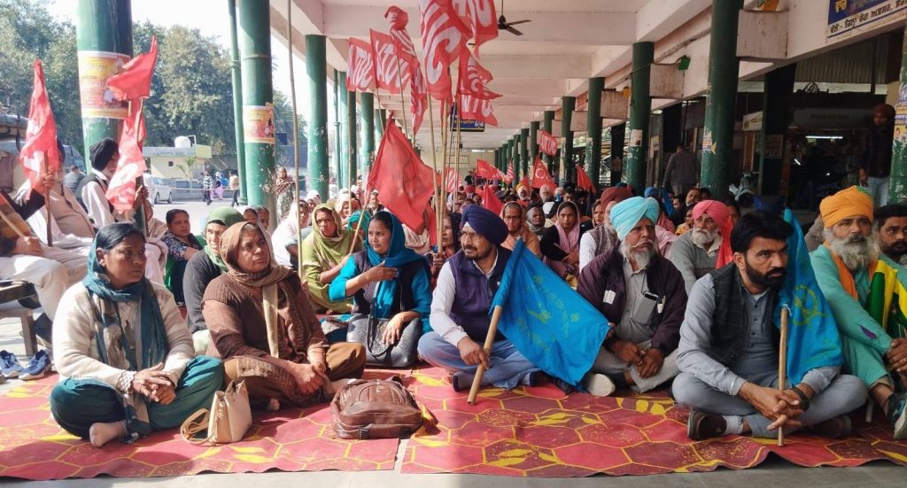 ਦੇਸ਼ ਵਿਆਪੀ ਹੜਤਾਲ ਸਬੰਧੀ ਏਟਕ ਅਤੇ ਸੀਟੂ ਵਿੱਚ ਸ਼ਾਮਲ ਜਥੇਬੰਦੀਆਂ ਵੱਲੋਂ ਰੈਲੀ ਅਤੇ ਮੁਜ਼ਾਹਰਾ