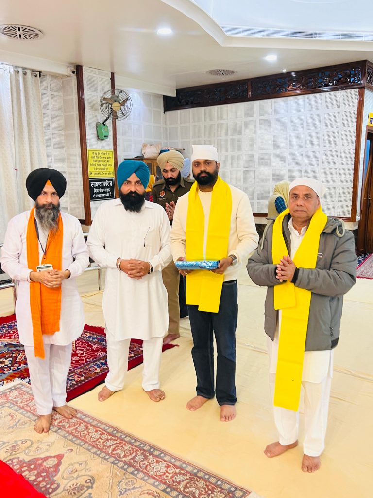 ਟਿੱਲਾ ਬਾਬਾ ਫ਼ਰੀਦ ਵਿਖੇ ਮੰਡਲ ਕਮਿਸ਼ਨਰ ਅਤੇ ਸਟੇਟ ਸੈਕਟਰੀ ਨੇ ਟੇਕਿਆ ਮੱਥਾ