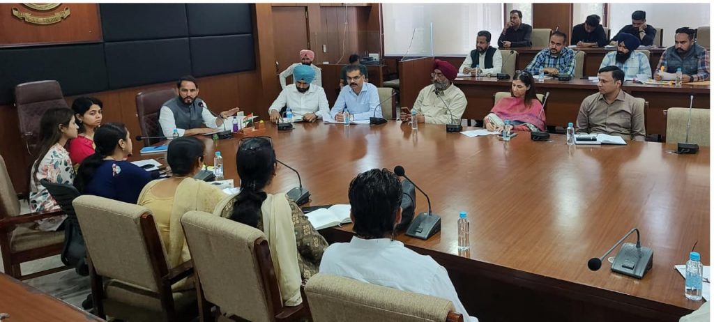 ਡਿਪਟੀ ਕਮਿਸ਼ਨਰ ਨੇ ਜ਼ਿਲ੍ਹੇ ਵਿੱਚ ਹਰੇਕ ਪਰਿਵਾਰ ਦੇ ਮੁੱਖ ਮੰਤਰੀ ਸਿਹਤ ਯੋਜਨਾ ਅਧੀਨ ਰਜਿਸਟ੍ਰੇਸ਼ਨ ਯਕੀਨੀ ਬਣਾਉਣ ਦੇ ਨਿਰਦੇਸ਼ ਦਿੱਤੇ