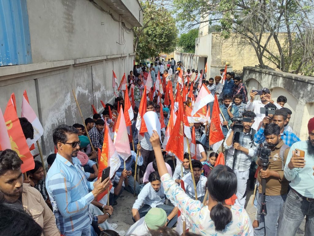 ਸਪੀਕਰ ਕੁਲਤਾਰ ਸਿੰਘ ਸੰਧਵਾਂ ਦੇ ਘਰ ਬਾਹਰ ਵਿਦਿਆਰਥੀਆਂ ਨਾਲ ਖਿੱਚ ਧੂਹ