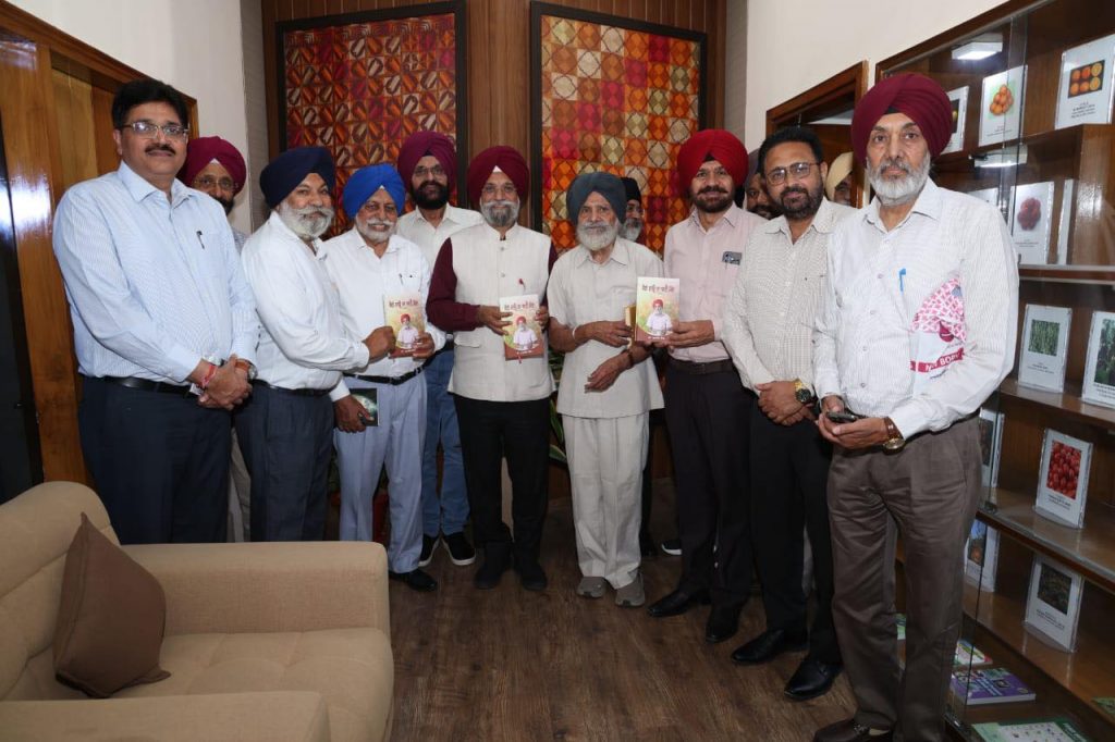 ਪੀ.ਏ.ਯੂ. ਦੇ ਸਾਬਕਾ ਅਧਿਆਪਕ ਦੀ ਸਵੈਜੀਵਨੀ ਪੁਸਤਕ ਵਿਸ਼ੇਸ਼ ਸਮਾਰੋਹ ਦੌਰਾਨ ਜਾਰੀ ਹੋਈ