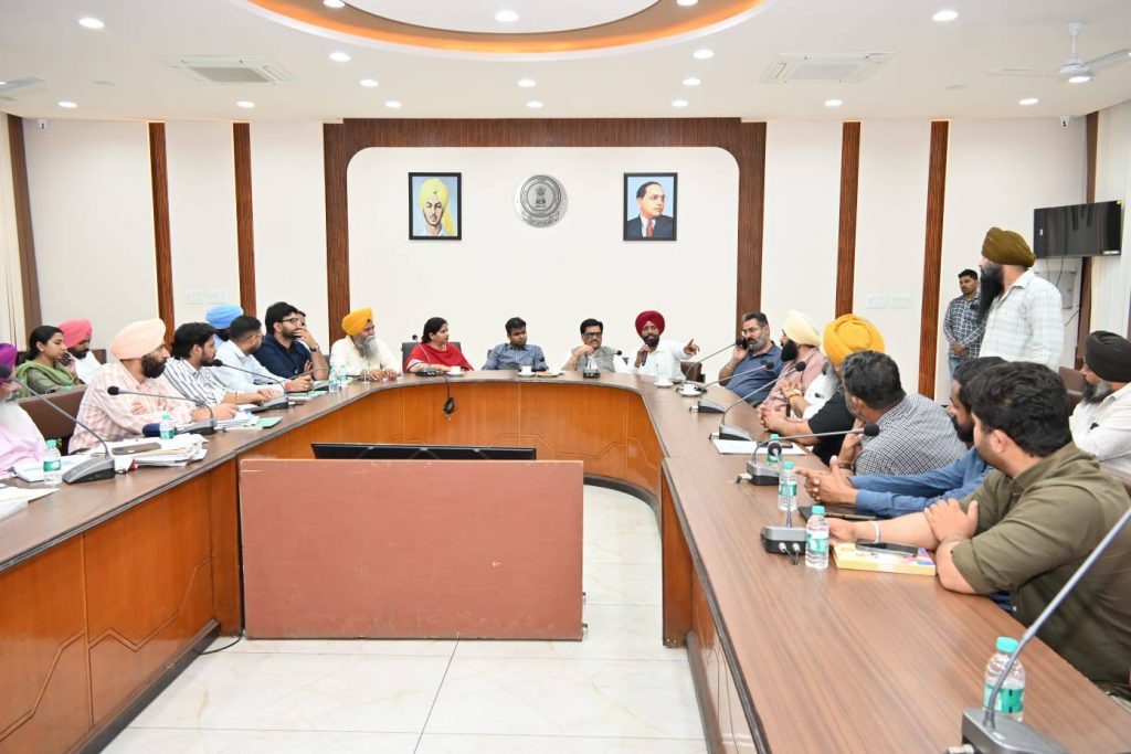 ਵਿਧਾਇਕਾਂ, ਮੇਅਰ ਅਤੇ ਡੀ.ਸੀ ਨੇ ਹੈਬੋਵਾਲ ਤੇ ਤਾਜਪੁਰ ਰੋਡ ਦੇ ਡੇਅਰੀ ਕੰਪਲੈਕਸਾਂ ਤੋਂ ਗੋਬਰ ਲਿਫਟਿੰਗ ਨੂੰ ਯਕੀਨੀ ਬਣਾਉਣ ਲਈ ਡੇਅਰੀ ਮਾਲਕਾਂ ਤੇ ਠੇਕੇਦਾਰ ਨਾਲ ਕੀਤੀ ਮੀਟਿੰਗ