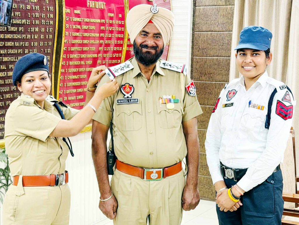 ਪਦਉਨਤ ਹੋਏ ਇੰਸਪੈਕਟਰ ਵਕੀਲ ਸਿੰਘ ਬਰਾੜ ਦੇ ਮੋਢੇ ’ਤੇ ਐਸ.ਐਸ.ਪੀ. ਨੇ ਲਾਏ ‘ਸਟਾਰ’