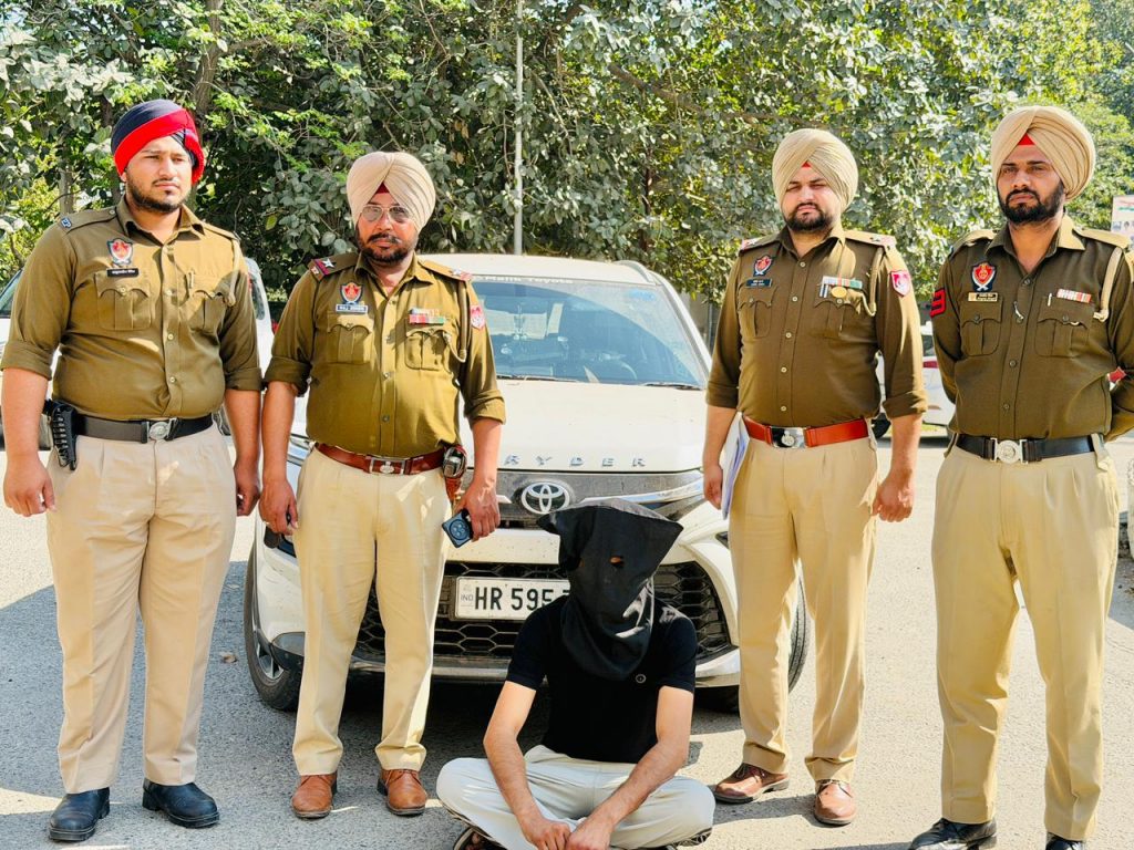 ਨਕਲੀ ਪੁਲਿਸ ਅਫਸਰ ਬਣ ਕੇ ਲੋਕਾਂ ਨੂੰ ਗੁੰਮਰਾਹ ਕਰਨ ਵਾਲਾ ਜਾਲਸਾਜ ਵਿਅਕਤੀ ਪੁਲਿਸ ਅੜਿੱਕੇ