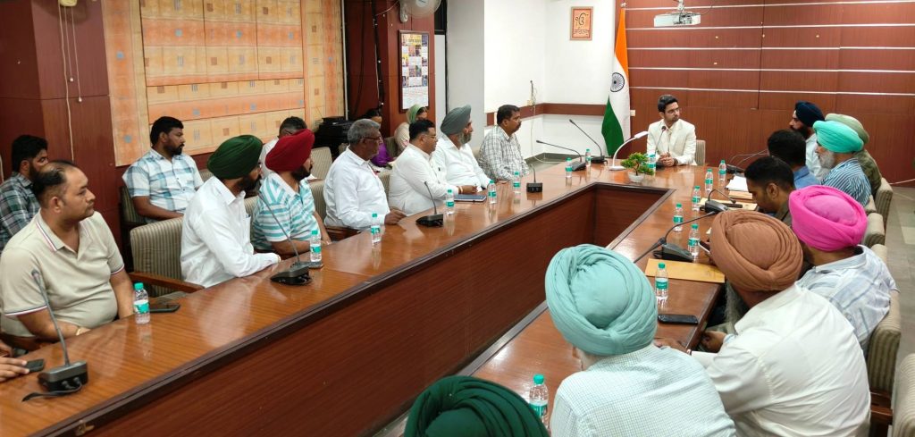 *ਡਿਪਟੀ ਕਮਿਸ਼ਨਰ ਵੱਲੋਂ ਕਣਕ ਦੀ ਖਰੀਦ ਦੇ ਪ੍ਰਬੰਧਾਂ ਦੀ ਸਮੀਖਿਆ -7.35 ਲੱਖ ਮੀਟਰਕ ਟਨ ਖ਼ਰੀਦ ਦਾ ਟੀਚਾ