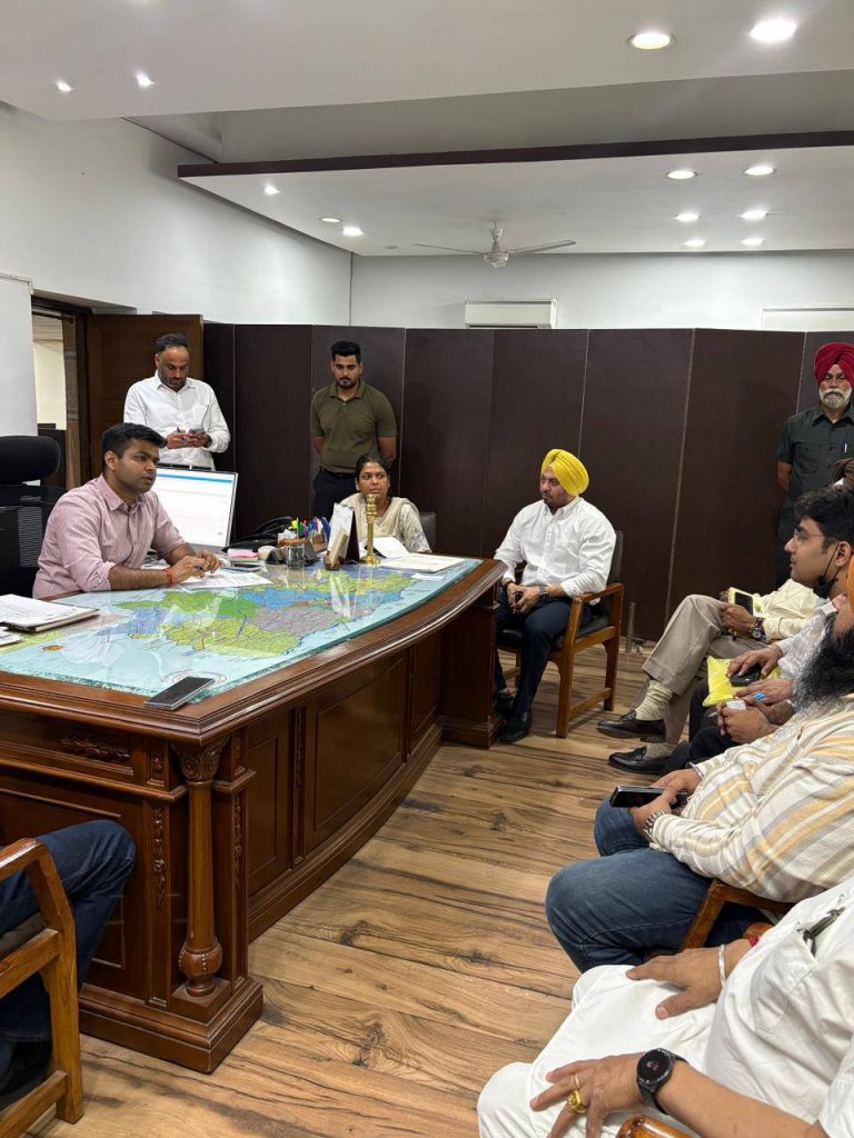 ਡਿਪਟੀ ਕਮਿਸ਼ਨਰ ਵੱਲੋਂ ਵੱਖ-ਵੱਖ ਵਿਭਾਗਾਂ ਦੇ ਸੀਨੀਅਰ ਅਧਿਕਾਰੀਆਂ ਨਾਲ ਮੀਟਿੰਗ