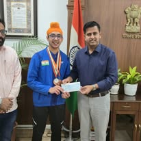 ਬੈਡਮਿੰਟਨ ਖਿਡਾਰੀ ਨੂੰ ਡੀ ਸੀ ਨੇ ਮੈਡਲ ਦੇ ਕੇ ਕੀਤਾ ਸਨਮਾਨਤ