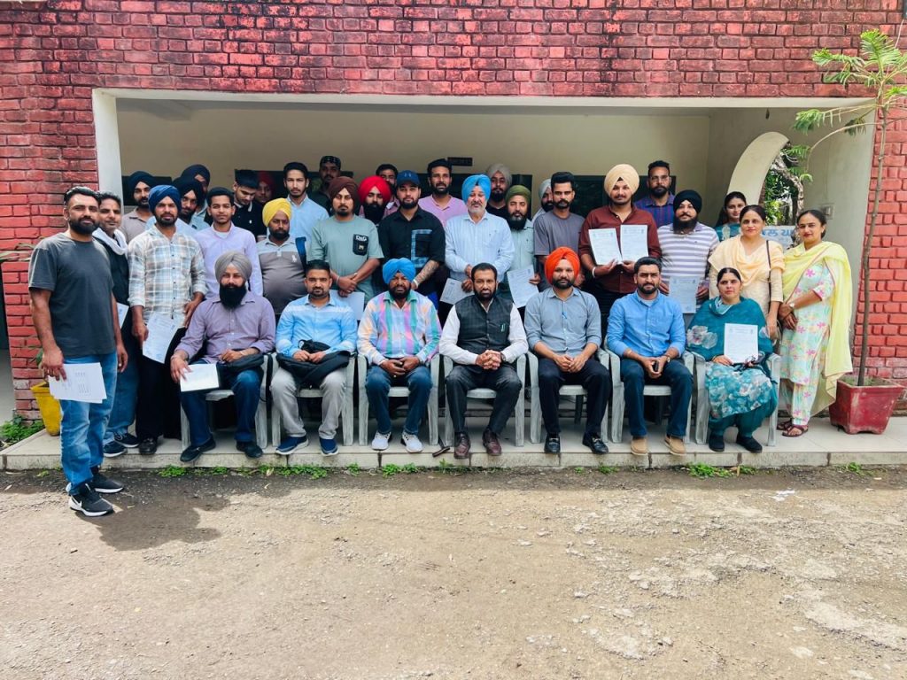 ਡੇਅਰੀ ਵਿਭਾਗ ਨੇ ਸਿਖਿਆਰਥੀਆਂ ਨੂੰ ਸਰਟੀਫਿਕੇਟ ਵੰਡੇ