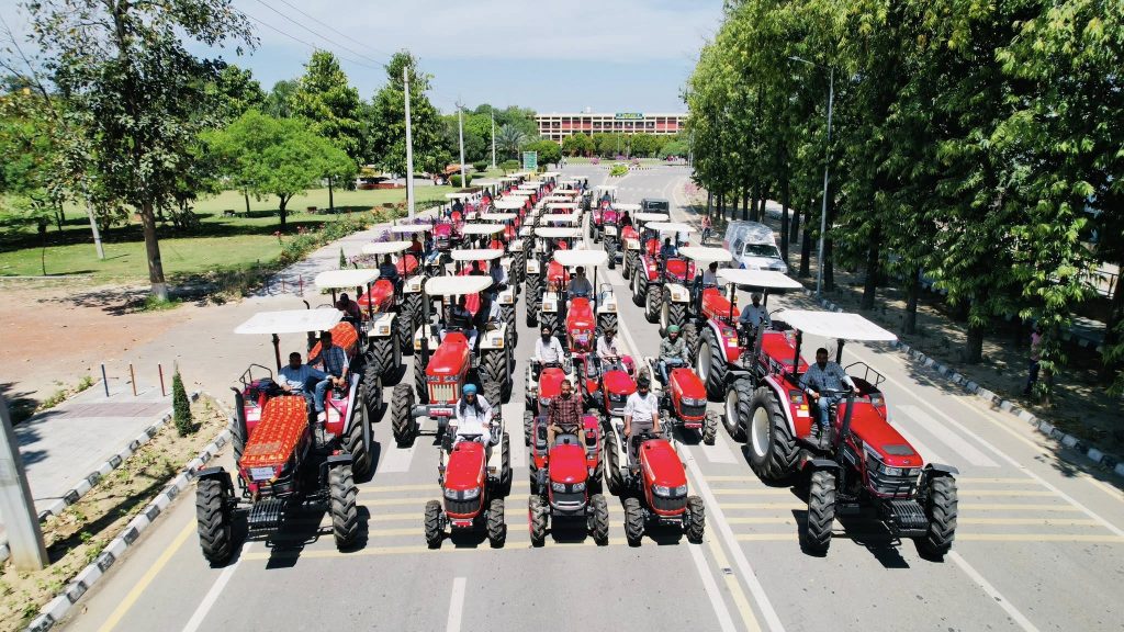 ਪੀ ਏ ਯੂ ਨੇ 50 ਨਵੇਂ ਖਰੀਦੇ ਟਰੈਕਟਰਾਂ ਨੂੰ ਵਿਸਾਖੀ ਮੌਕੇ ਆਪਣੇ ਕਿਰਤ ਕਾਫ਼ਲੇ ਦਾ ਹਿੱਸਾ ਬਣਾਇਆ