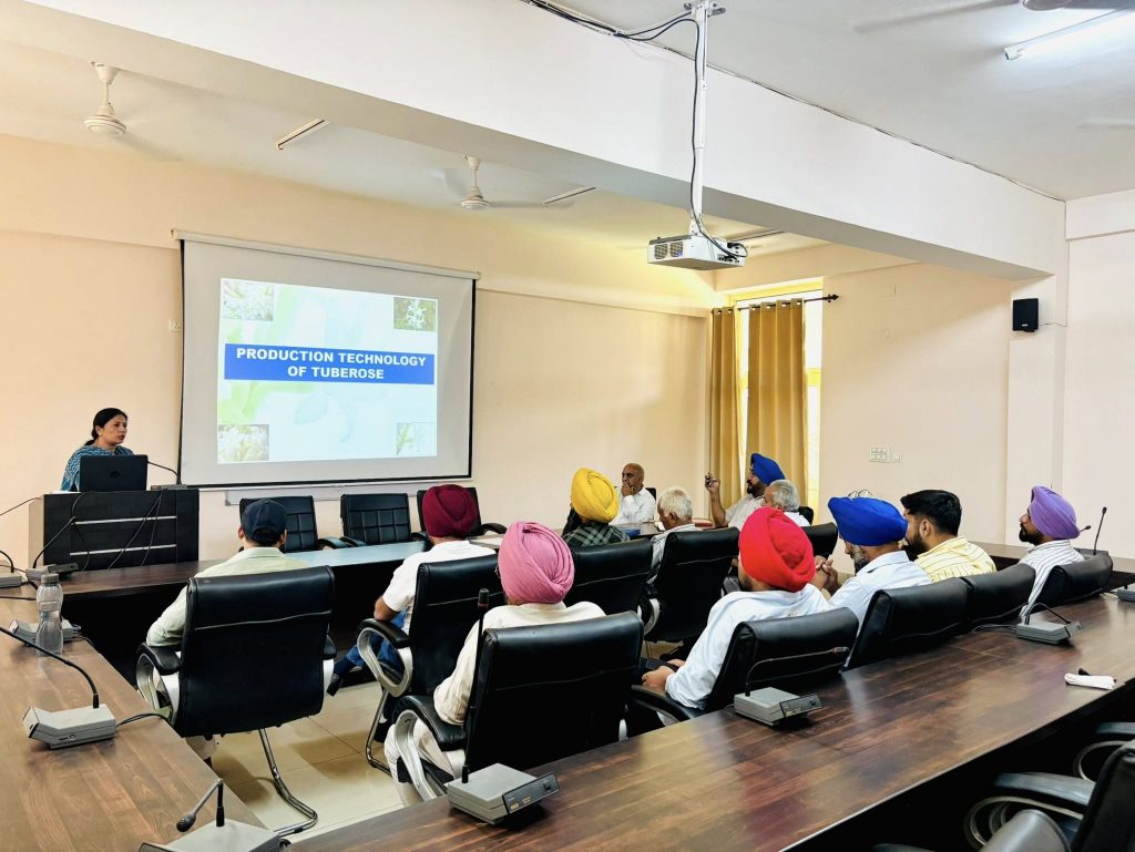 ਪੀਏਯੂ ਵਿਖੇ ਮਹੀਨਾਵਾਰ ਸਿਖਲਾਈ ਕੈਂਪ ਵਿੱਚ 22 ਫੁੱਲ ਉਤਪਾਦਕਾਂ ਨੇ ਸ਼ਿਰਕਤ ਕੀਤੀ