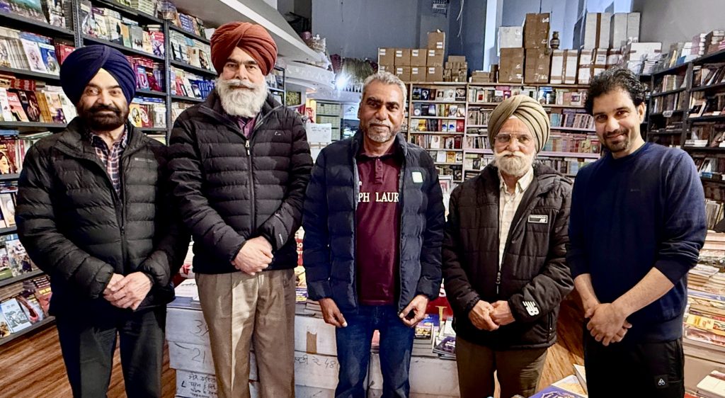 ਸਰੀ ਦੇ ਲੇਖਕ ਮਿੱਤਰਾਂ ਵੱਲੋਂ ਪੱਤਰਕਾਰ ਤੇ ਲੇਖਕ ਕੁਲਵੰਤ ਸਰੋਤਾ ਨੂੰ ਨਿੱਘੀ ਵਿਦਾਇਗੀ