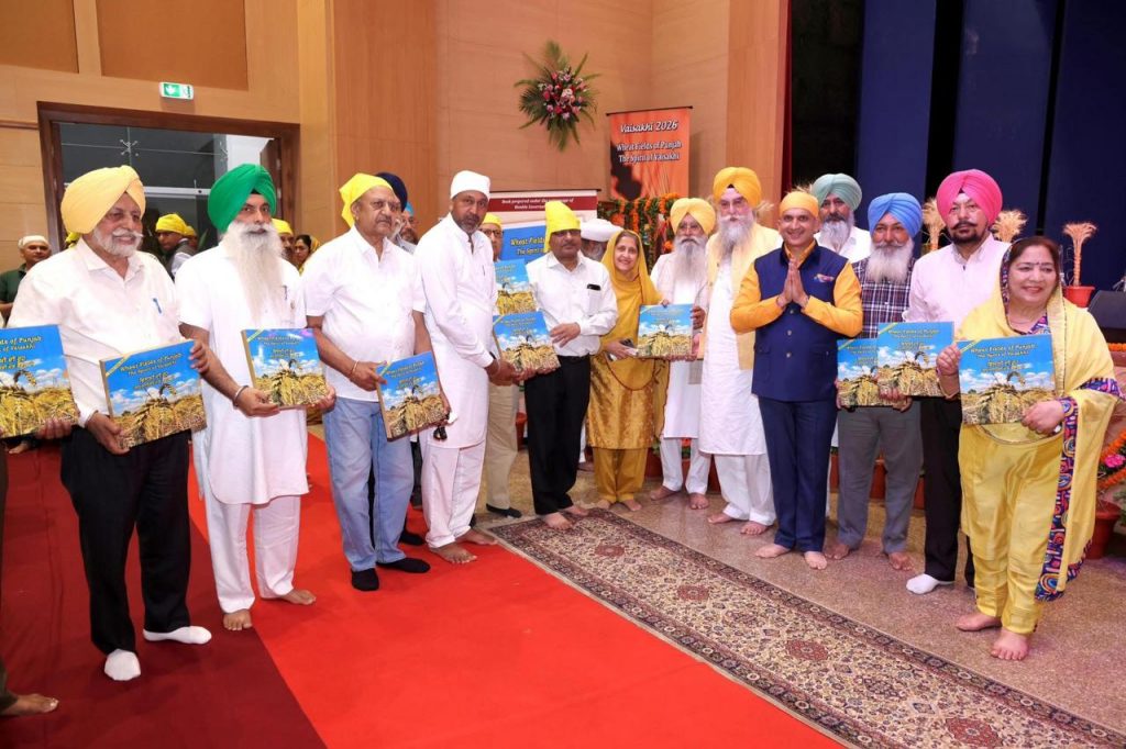 ਪੰਜਾਬ ਦੇ ਰਾਜਪਾਲ ਨੇ ਵਿਸਾਖੀ ਸੰਬੰਧੀ ਵਿਸ਼ੇਸ਼ ਕੌਫੀ ਟੇਬਲ ਕਿਤਾਬ ਲੋਕ ਅਰਪਿਤ ਕੀਤੀ