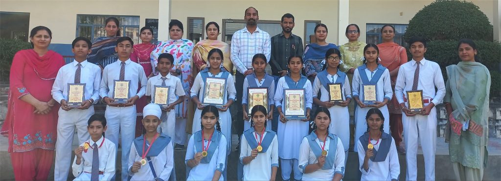 ਡਰੀਮਲੈਂਡ ਪਬਲਿਕ ਸਕੂਲ ਦੀਆਂ ਅੱਠਵੀਂ ਜਮਾਤ ਦੇ ਮੈਰਿਟ ਵਾਲੇ ਵਿਦਿਆਰਥੀ ਸਨਮਾਨਿਤ