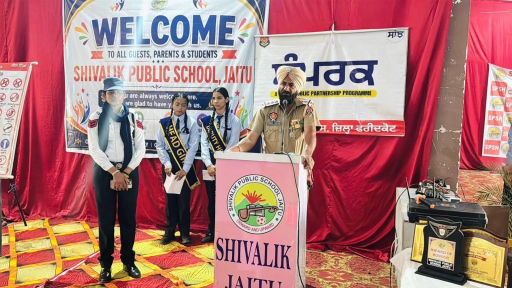 ਵਿਦਿਆਰਥੀਆਂ ਨੂੰ ਸੜਕ ਸੁਰੱਖਿਆ ਨਿਯਮਾਂ, ਹੈਲਮੇਟ ਤੇ ਸੀਟ ਬੈਲਟ ਦੇ ਲਾਭਾਂ ਅਤੇ ਟਰੈਫਿਕ ਸੰਕੇਤਾਂ ਬਾਰੇ ਜਾਗਰੂਕ ਕੀਤਾ