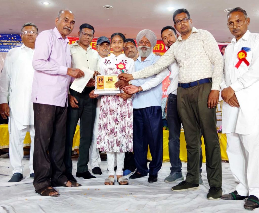 ਹੋਣਹਾਰ ਵਿਦਿਆਰਥਣ ਤਮੰਨਾ ਪ੍ਰਜਾਪਤੀ ਸਵਿਤਰੀ ਬਾਈ ਜੀ ਦੀ ਤਸਵੀਰ ਨਾਲ ਸਨਮਾਨਤ