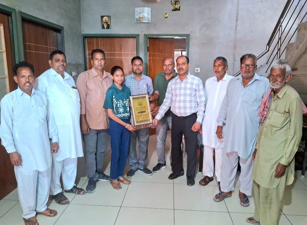 8ਵੀਂ ’ਚੋਂ ਪੰਜਾਬ ਵਿੱਚੋਂ ਟਾਪਰ ਤਮੰਨਾ ਪ੍ਰਜਾਪਤੀ ਦਾ ਘਰ ਪਹੁੰਚ ਕੇ ਸੁਸਾਇਟੀ ਨੇ ਕੀਤਾ ਸਨਮਾਨ