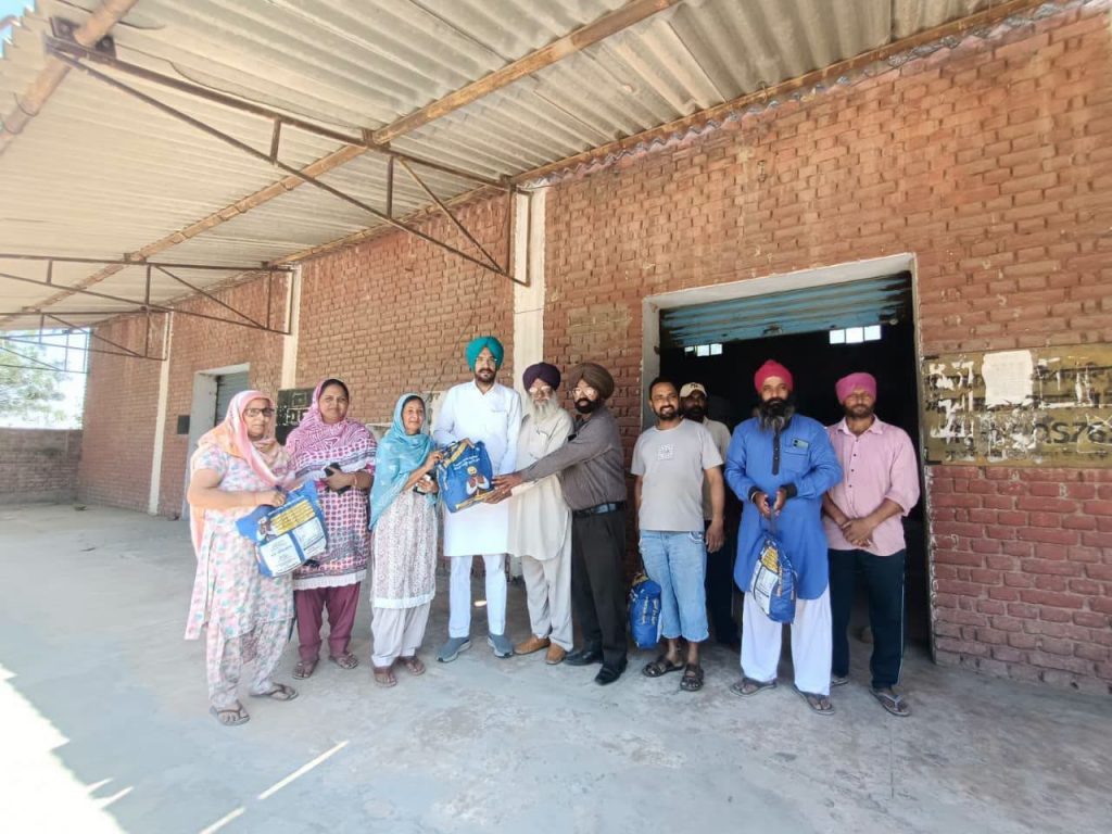 ਚੇਅਰਮੈਨ ਗਿੱਲ ਵੱਲੋਂ ਮੇਰੀ ਰਸੋਈ ਸਕੀਮ ਤਹਿਤ ਰਾਸ਼ਨ ਕਿੱਟਾਂ ਵੰਡੀਆਂ ਗਈਆਂ