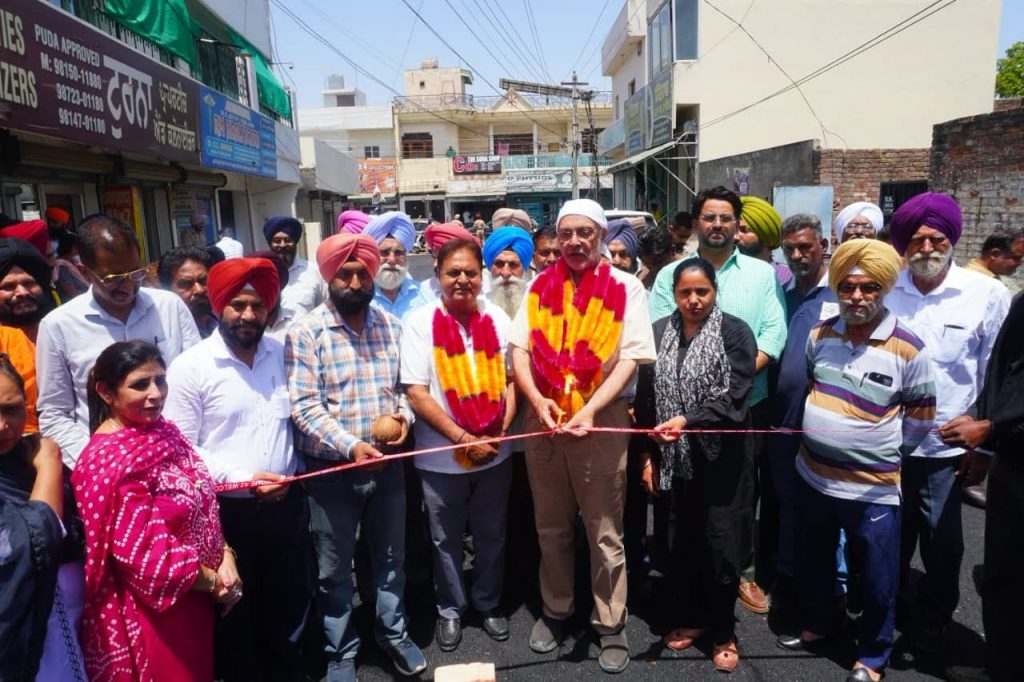 ਸਿਹਤ ਮੰਤਰੀ ਡਾ. ਬਲਬੀਰ ਸਿੰਘ ਅਤੇ ਮੇਅਰ ਗੋਗੀਆ ਵੱਲੋਂ 55 ਲੱਖ ਦੀ ਸੜਕ ਦਾ ਉਦਘਾਟਨ