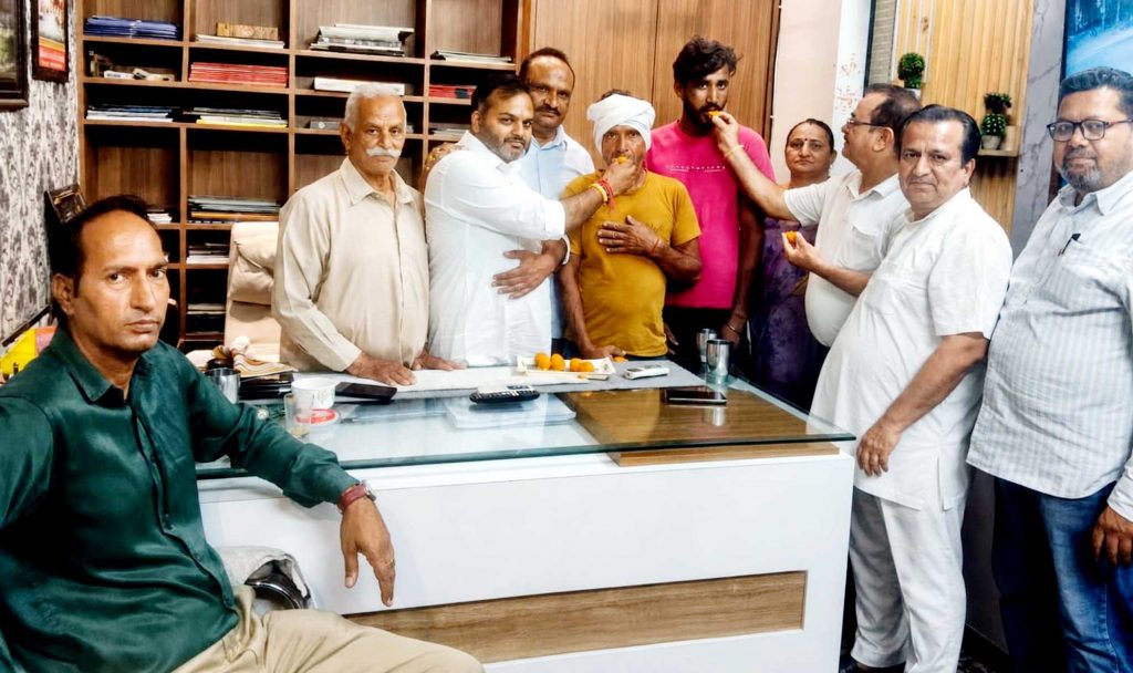 ਭਾਜਪਾ ਆਗੂਆਂ ਨੇ ਮਜਦੂਰਾਂ ਦਾ ਲੱਡੂਆਂ ਨਾਲ ਮੂੰਹ ਮਿੱਠਾ ਕਰਵਾ ਕੇ ਲੇਬਰ ਡੇ ਮਨਾਇਆ