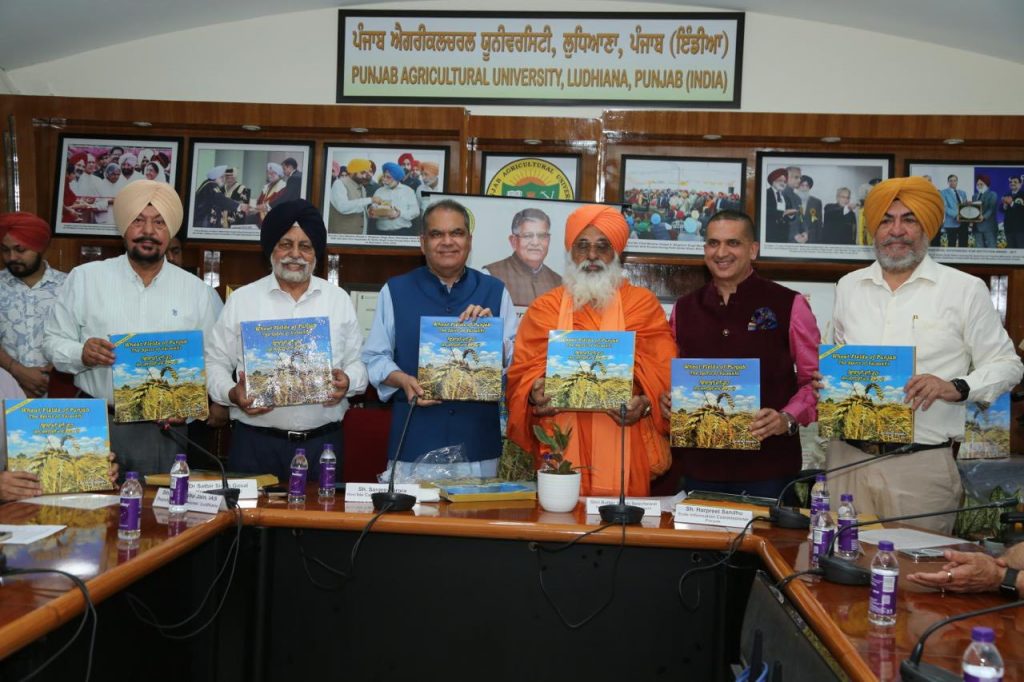 ਪੀ ਏ ਯੂ ਦੀਆਂ ਕਣਕ ਦੀਆਂ ਕਿਸਮਾਂ ਬਾਰੇ ਕੌਫੀ ਟੇਬਲ ਕਿਤਾਬ ਵਿਸ਼ੇਸ਼ ਸਮਾਰੋਹ ਦੌਰਾਨ ਜਾਰੀ ਕੀਤੀ ਗਈ
