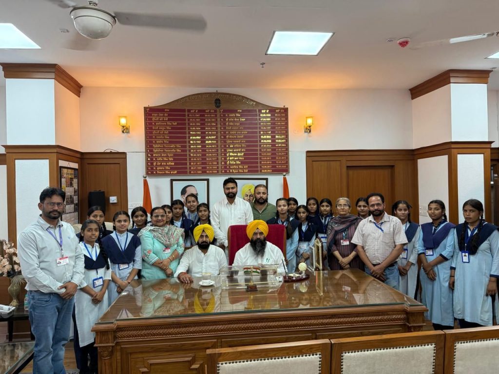 ਵਿਧਾਇਕ ਕੁਲਵੰਤ ਸਿੰਘ ਬਾਜੀਗਰ ਦੀ ਵਿਸ਼ੇਸ਼ ਪਹਿਲਕਦਮੀ, ਸਰਕਾਰੀ ਸਕੂਲ ਆਫ ਐਮੀਨੈਂਸ ਦੇ ਵਿਦਿਆਰਥੀਆਂ ਨੂੰ ਦਿਖਾਈ ਵਿਧਾਨ ਸਭਾ ਦੀ ਕਾਰਵਾਈ