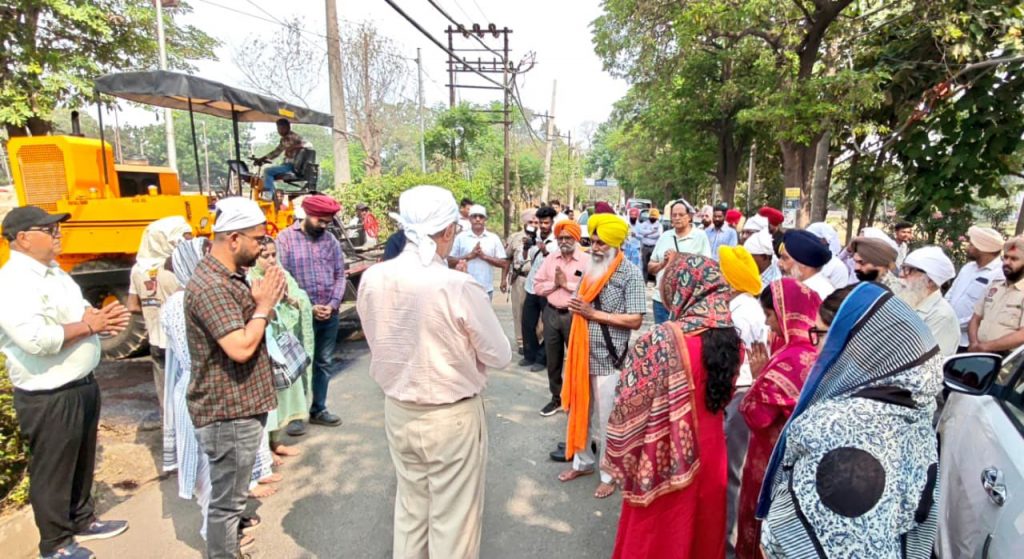 ਡਾ . ਬਲਬੀਰ ਸਿੰਘ ਵੱਲੋਂ ਅਰਬਨ ਅਸਟੇਟ ‘ ਚ 10 ਕਰੋੜ ਦੀ ਲਾਗਤ ਨਾਲ ਸੜਕਾਂ ਦੇ ਨਿਰਮਾਣ ਕਾਰਜ ਦੀ ਸ਼ੁਰੂਆਤ