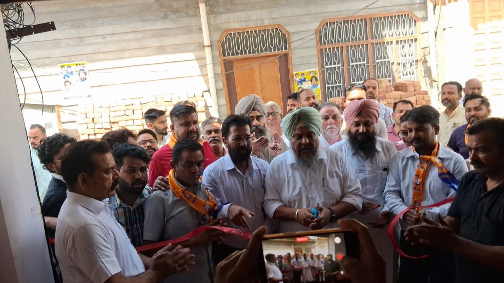 ਕੰਵਰਜੀਤ ਸਿੰਘ ਰੋਜ਼ੀ ਬਰਕੰਦੀ ਵਲੋਂ ਧਰਮਪਾਲ ਪ੍ਰਜਾਪਤੀ ਦੇ ਚੋਣ ਦਫਤਰ ਦਾ ਉਦਘਾਟਨ