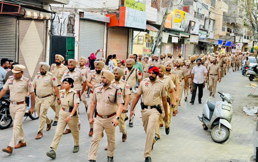 ਚੋਣਾ ਦੇ ਮੱਦੇਨਜਰ ਇਲਾਕੇ ਅੰਦਰ ਵੱਡੀ ਗਿਣਤੀ ’ਚ ਪੁਲਿਸ ਫੋਰਸ ਨਾਲ ਫਲੈਗ ਮਾਰਚ