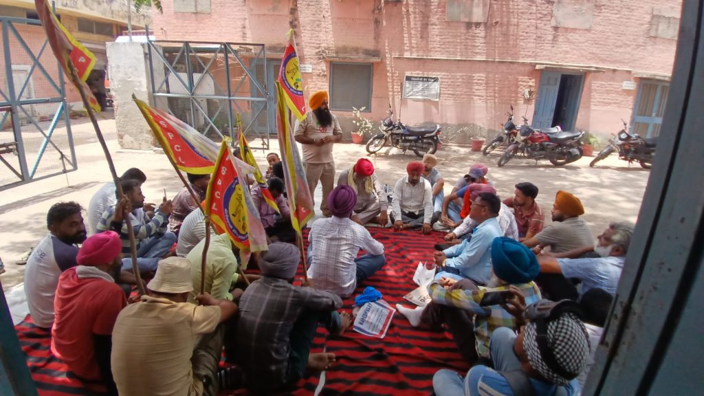 ਬਿਜਲੀ ਬੋਰਡ ਦੇ ਆਊਟਸੋਰਸ ਕਾਮਿਆਂ ਨੇ ਧਰਨਾ ਦੇ ਕੇ ਮੈਨਜਮੈਂਟ ਖਿਲਾਫ ਕੀਤੀ ਨਾਹਰੇਬਾਜ਼ੀ