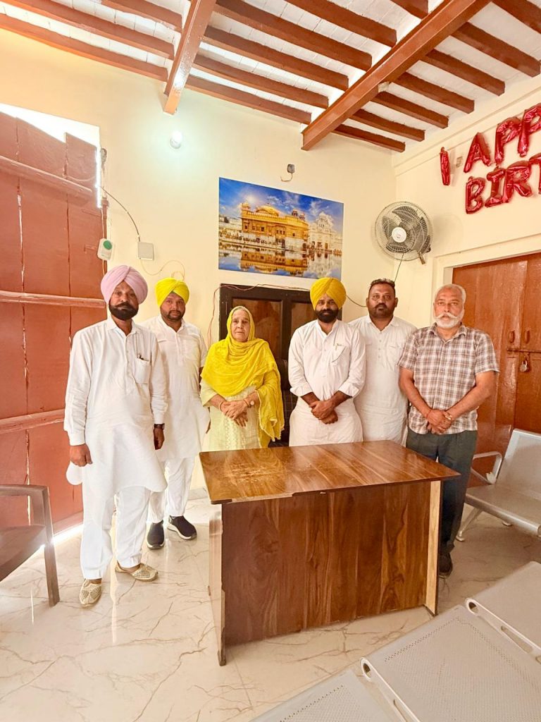 ਮਿੰਟੂ ਗਿੱਲ ਅਤੇ ਸੰਦੀਪ ਕੰਮੇਆਣਾ ਨੇ ਮੁੱਖ ਮੰਤਰੀ ਭਗਵੰਤ ਮਾਨ ਦੇ ਮਾਤਾ ਜੀ ਨਾਲ ਕੀਤੀ ਵਿਸ਼ੇਸ਼ ਮੁਲਾਕਾਤ, ਹਲਕਾ ਕੋਟਕਪੂਰਾ ਦੇ ਮੁੱਦਿਆਂ ‘ਤੇ ਹੋਈ ਚਰਚਾ