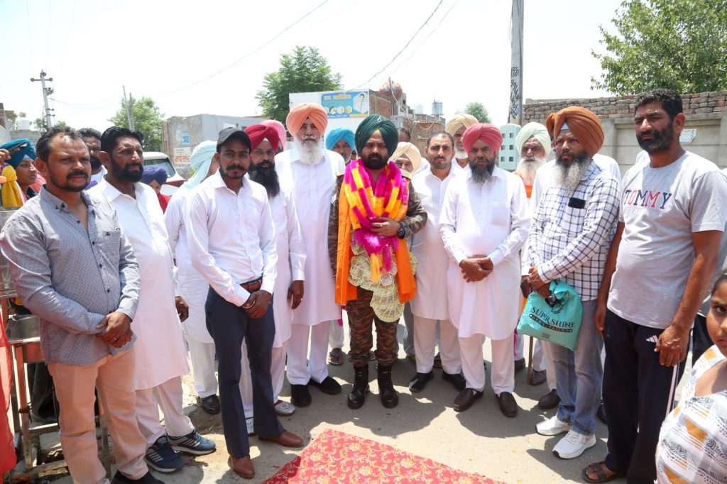 ਭਾਰਤੀ ਫੋਜ ਦੇ ਹੋਲਦਾਰ ਕੁਲਵੰਤ ਸਿੰਘ ਦਾ ਪਿੰਡ ਪੁੱਜਣ ’ਤੇ ਕੀਤਾ ਗਿਆ ਸ਼ਾਨਦਾਰ ਸੁਆਗਤ