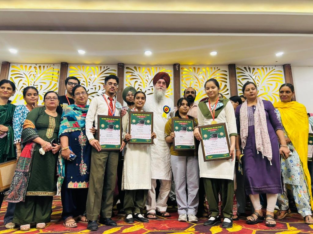 12ਵੀਂ ਜਮਾਤ ਦੇ ਨਤੀਜਿਆਂ ਮੁਤਾਬਕ ਪੰਜਾਬ ਦੀ ਮੈਰਿਟ ਸੂਚੀ ਵਿੱਚ ਸਥਾਨ ਹਾਸਲ ਕਰਨ ਵਾਲੇ ਡੀ.ਸੀ.ਐੱਮ. ਸਕੂਲ ਦੇ ਵਿਦਿਆਰਥੀਆਂ ਨੂੰ ਸਪੀਕਰ ਸੰਧਵਾ ਵੱਲੋਂ ਸਨਮਾਨਿਤ