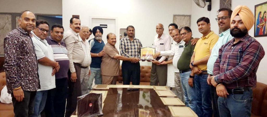 ਚੈਂਬਰ ਆਫ ਕਾਮਰਸ ਦੇ ਪ੍ਰਧਾਨ ਓਮਕਾਰ ਗੋਇਲ ਦਾ ਕੀਤਾ ਗਿਆ ਵਿਸ਼ੇਸ਼ ਸਨਮਾਨ