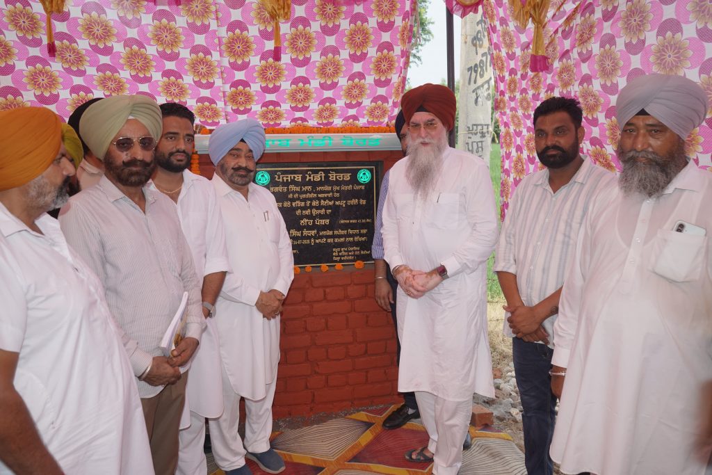 ਸਪੀਕਰ ਨੇ ਲਿੰਕ ਸੜਕ ਕੋਠੇ ਵੜਿੰਗ ਤੋਂ ਕੋਠੇ ਸੈਣੀਆਂ ਅਪਟੂ ਹਰੀਨੌ ਰੋਡ ਦੀ ਨਵੀਂ ਉਸਾਰੀ ਦਾ ਨੀਂਹ ਪੱਥਰ ਰੱਖਿਆ