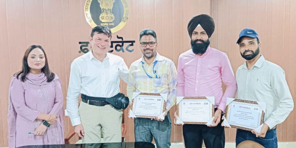 ਐਸ.ਆਈ.ਆਰ. ਵਿੱਚ 100 ਫ਼ੀਸਦੀ ਕੰਮ ਮੁਕੰਮਲ ਕਰਨ ਵਾਲੇ ਚਾਰ ਬੀ.ਐਲ.ਓਜ਼ ਨੂੰ ਜ਼ਿਲ੍ਹਾ ਚੋਣ ਅਫ਼ਸਰ ਨੇ ਕੀਤਾ ਸਨਮਾਨਿਤ