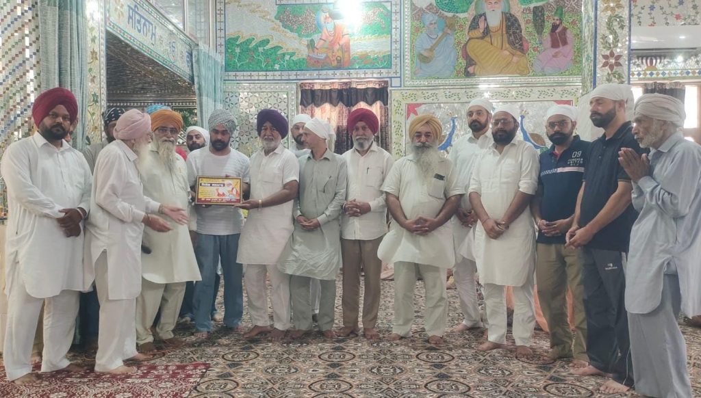 ਬਾਬਾ ਨਾਮਦੇਵ ਲੰਗਰ ਵੈਲਫੇਅਰ ਐਂਡ ਯੂਥ ਸਪੋਰਟਸ ਸੁਸਾਇਟੀ ਵੱਲੋਂ ਨਿਸ਼ਾਨ ਸਾਹਿਬ ਦੀ ਸੇਵਾ ਲਈ ਚੈੱਕ ਭੇਂਟ