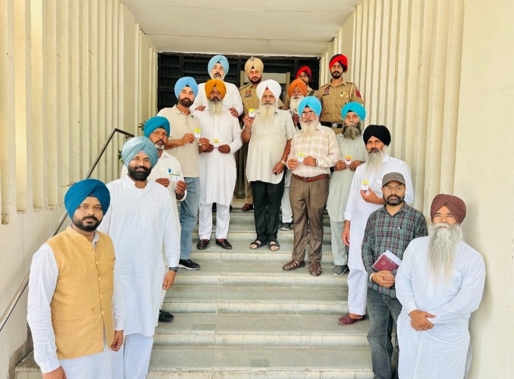 ਚੇਅਰਮੈਨ ਅਤੇ ਐੱਸ.ਐੱਸ.ਪੀ. ਨੇ ਨਸ਼ਾ ਮੁਕਤੀ ਮੋਰਚਾ ਦੇ ਅਹੁਦੇਦਾਰਾਂ ਨੂੰ ਪਛਾਣ ਪੱਤਰ ਵੰਡੇ