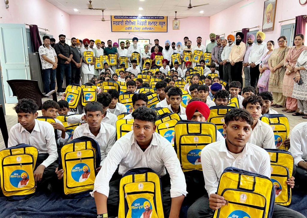 ਸਪੀਕਰ ਸੰਧਵਾਂ ਵੱਲੋਂ ਵੱਖ-ਵੱਖ ਸਰਕਾਰੀ ਸੀਨੀ. ਸੈਕੰ. ਸਕੂਲਾਂ ਦੇ ਵਿਦਿਆਰਥੀਆਂ ਨੂੰ ਵੰਡੇ ਗਏ ਸਕੂਲ ਬੈਗ