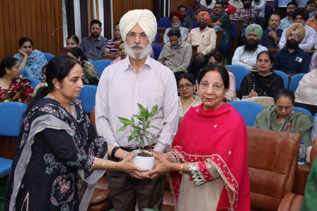 ਭਾਸ਼ਾ ਵਿਭਾਗ ਪੰਜਾਬ ਦੇ ਵਿਹੜੇ ‘ਚ ਕਵਿੱਤਰੀਆਂ ਨੇ ਕਾਵਿ ਛਰਾਟਿਆਂ ਨਾਲ ਬਣਾਇਆ ਮਾਹੌਲ ਖੁਸ਼ਨੁਮਾ