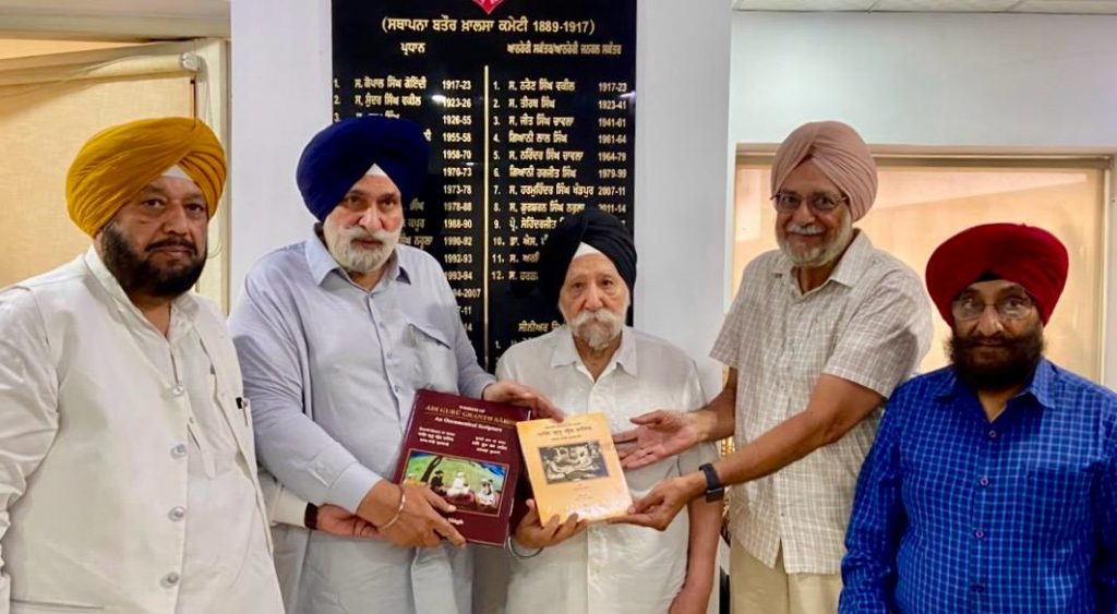 ਸ਼੍ਰੀ ਗੁਰੂ ਗ੍ਰੰਥ ਸਾਹਿਬ ਵਿੱਚ ਸ਼ਾਮਿਲ ਬਾਣੀਕਾਰਾਂ ਬਾਰੇ ਪੁਸਤਕਾਂ ਡਾ. ਸ ਪ ਸਿੰਘ ਤੇ ਪਰਵਾਸੀ ਲੇਖਕ ਗੁਰਬਚਨ ਸਿੰਘ ਨੂੰ ਕ ਕ ਬਾਵਾ ਤੇ ਗੁਰਭਜਨ ਗਿੱਲ ਵੱਲੋਂ ਭੇਂਟ