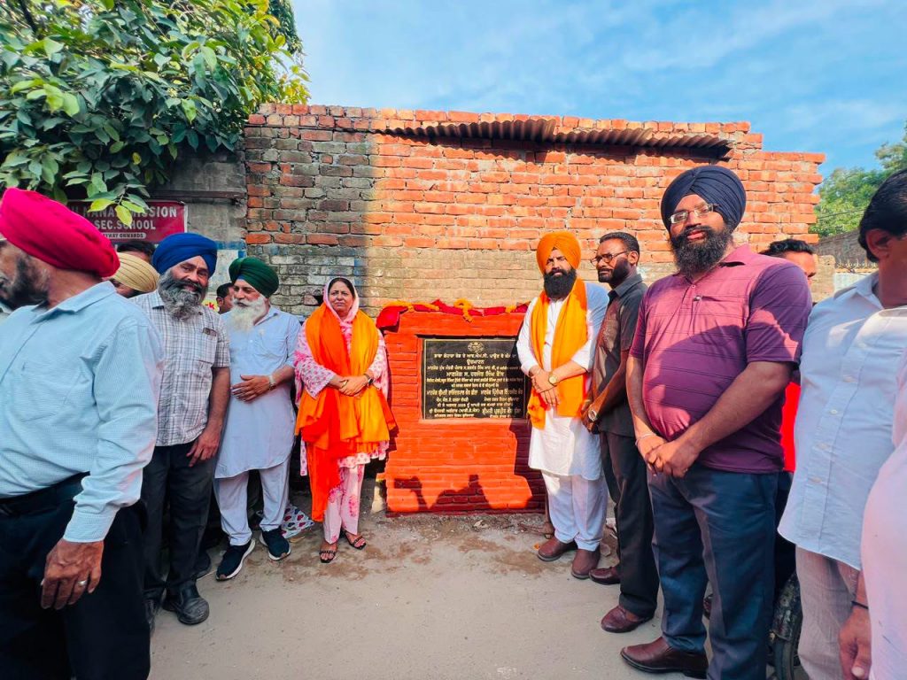 ਵਿਧਾਇਕ ਛੀਨਾ ਵੱਲੋਂ 35 ’ਚ ਆਰ.ਐਮ.ਸੀ. ਸੜਕ ਦੇ ਨਿਰਮਾਣ ਕਾਰਜਾਂ ਦਾ ਉਦਘਾਟਨ*