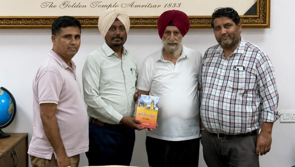 ਸਰਕਾਰੀ ਸਕੂਲ ਦੀ ਲਾਇਬ੍ਰੇਰੀ ਨੂੰ ਪੁਸਤਕਾਂ ਭੇਂਟ ਕੀਤੀਆਂ