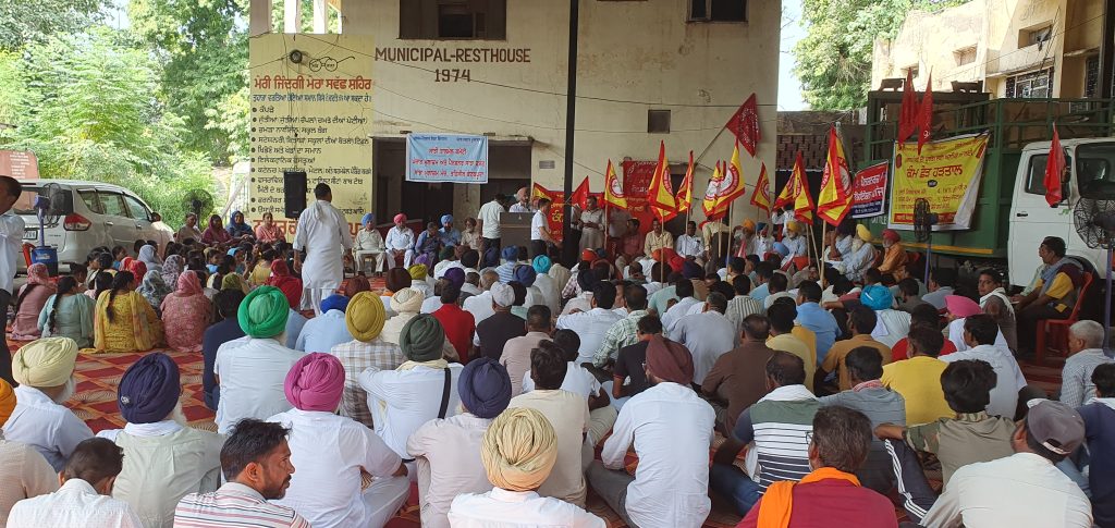ਪੰਜਾਬ ਦੇ ਸਰਕਾਰੀ ਮੁਲਾਜ਼ਮਾਂ ਨੇ ਸਮੂਹਿਕ ਛੁੱਟੀ ਲੈ ਕੇ ਸਰਕਾਰੀ ਕੰਮ ਕੀਤਾ ਠੱਪ